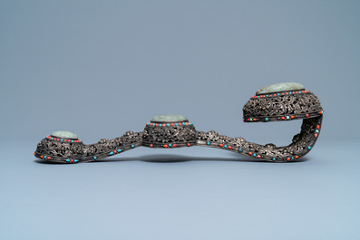 Een grote Chinese met koraal en turkoois ingelegde zilveren ruyi scepter met jade plaquettes, 19e eeuw