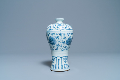 Un vase de forme 'meiping' et son couvercle en porcelaine de Chine en bleu et blanc, Ming