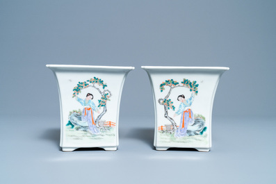 Une paire de jardini&egrave;res sur supports en porcelaine de Chine famille rose, marque de Qianlong, R&eacute;publique