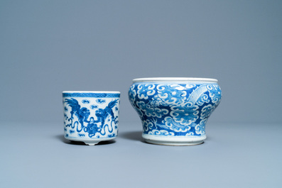 Twee Chinese blauw-witte wierookbranders, 19e eeuw
