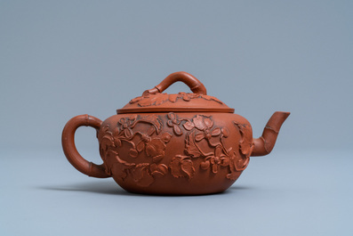 Een Chinese Yixing steengoed theepot met opgelegd floraal decor, Kangxi