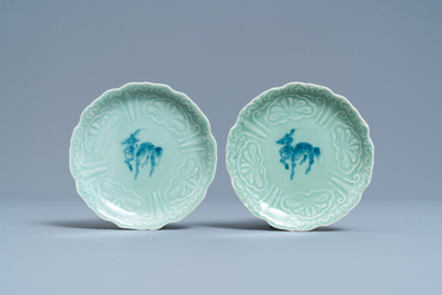 Une paire de bols en porcelaine d'Arita en bleu et blanc et une paire de coupes &agrave; fond c&eacute;ladon, Japon, Edo, 18/19&egrave;me