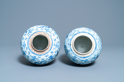 Deux pots en porcelaine de Chine en bleu et blanc &agrave; d&eacute;cor de dragons et ph&eacute;nix, Yongzheng