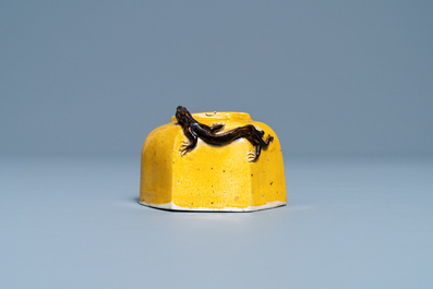 Un lave-pinceaux de forme hexagonale en biscuit &eacute;maill&eacute; jaune au dragon appliqu&eacute; &eacute;maill&eacute; aubergine, Kangxi