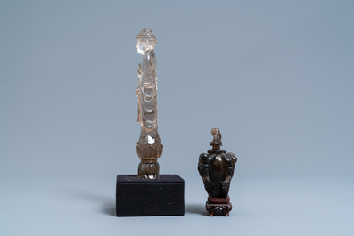 Une figure de Bouddha et un petit vase couvert en cristal de rocher sculpt&eacute;, Chine, 19/20&egrave;me
