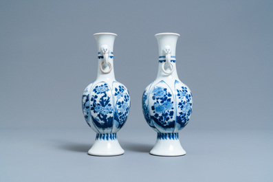 Een paar Chinese blauw-witte vazen met olifantenoren, Kangxi