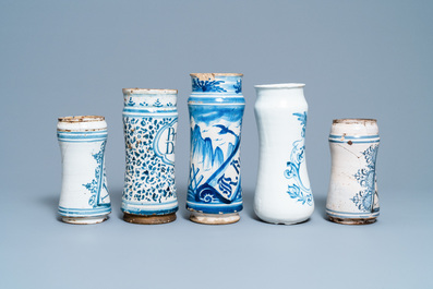 Une collection de cinq pots de pharmacie de type albarello en fa&iuml;ence espagnole en bleu et blanc, 17&egrave;me