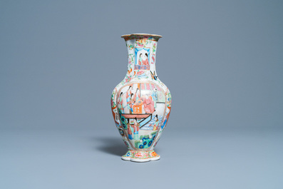 Un plat et un vase en porcelaine de Chine famille rose de Canton, 19&egrave;me