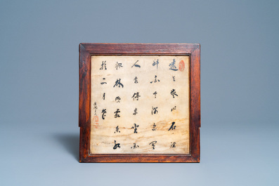Un &eacute;cran de table en bois incrust&eacute; d'une plaque en marbre peint, Chine, 19&egrave;me