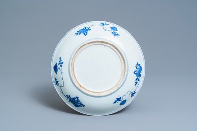 Een Chinese blauw-witte schotel met floraal decor, Kangxi
