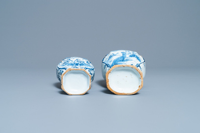 Een diverse collectie blauw-witte Delftse borden en vazen, 18e eeuw