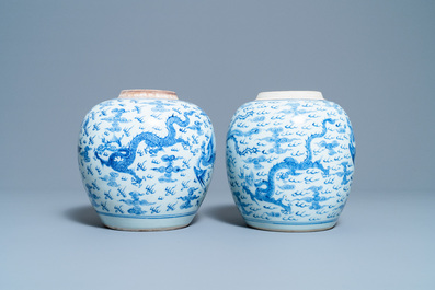 Deux pots en porcelaine de Chine en bleu et blanc &agrave; d&eacute;cor de dragons et ph&eacute;nix, Yongzheng