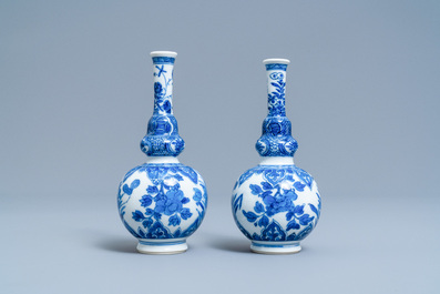 Une paire de vases de forme double gourde en porcelaine de Chine en bleu et blanc, Kangxi