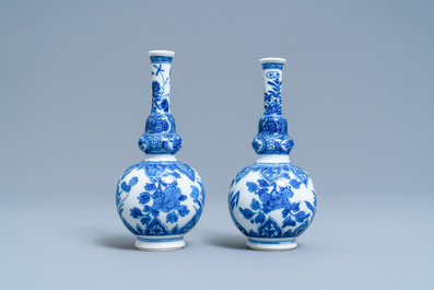 Een paar Chinese blauw-witte knobbelvazen, Kangxi