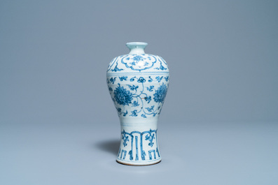 Un vase de forme 'meiping' et son couvercle en porcelaine de Chine en bleu et blanc, Ming