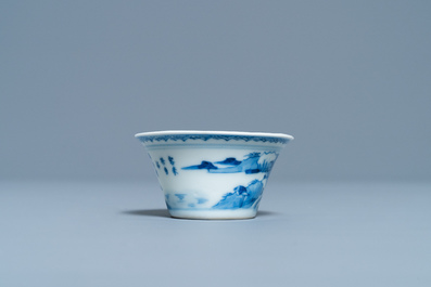 Une tasse &agrave; vin en porcelaine de Chine en bleu et blanc, Kangxi