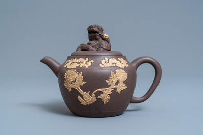 Een tweekleurige Chinese Yixing steengoed theepot met opgelegd floraal decor, Kangxi