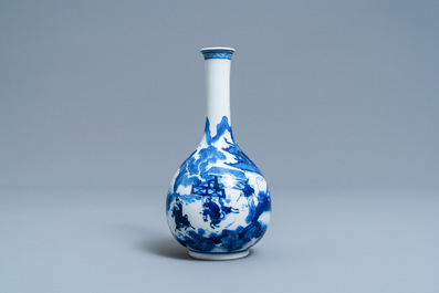 Een Chinese flesvormige blauw-witte vaas met ruiters, Kangxi