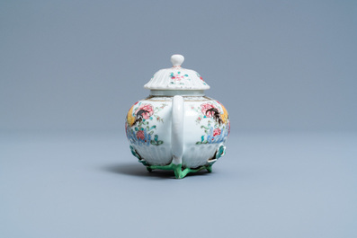 Une th&eacute;i&egrave;re sur support en porcelaine de Chine famille rose &agrave; d&eacute;cor de coqs, Yongzheng