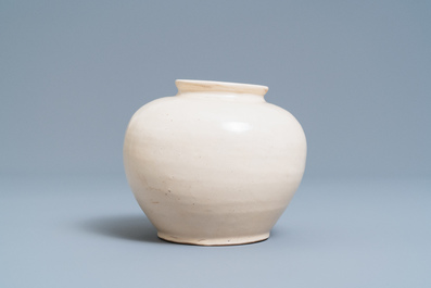 Een Chinese monochrome wit-geglazuurde pot, Tang