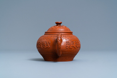 Een Chinese Yixing steengoed theepot met opgelegd en ingedrukt decor, Kangxi