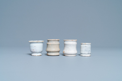 Neuf pots &agrave; onguent de type albarello en fa&iuml;ence blanche de Delft, 17/18&egrave;me