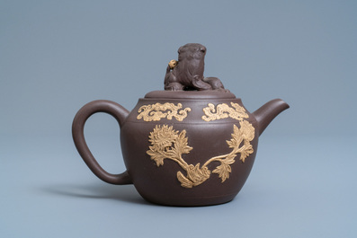 Een tweekleurige Chinese Yixing steengoed theepot met opgelegd floraal decor, Kangxi