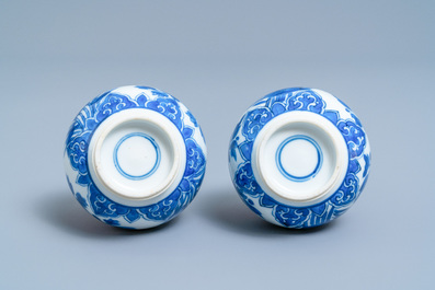 Een paar Chinese blauw-witte knobbelvazen, Kangxi