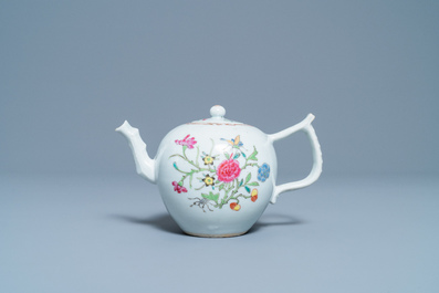Une th&eacute;i&egrave;re couverte en porcelaine de Chine famille rose &agrave; d&eacute;cor floral, Qianlong