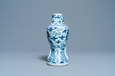 Un vase en porcelaine de Chine en bleu et blanc &agrave; d&eacute;cor de 'dragons de mer', Wanli