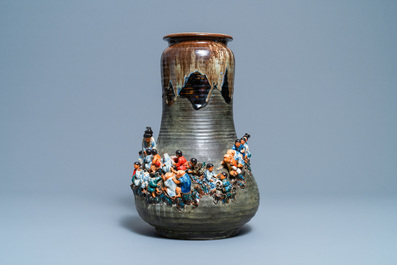 Un vase Sumida Gawa &agrave; d&eacute;cor appliqu&eacute; d'enfants et de singes, Meiji, 19/20&egrave;me