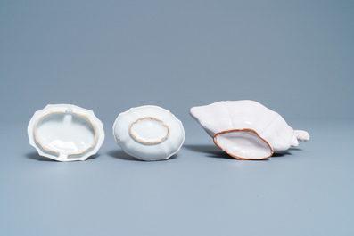 Un panier, un plat lob&eacute;, une bo&icirc;te &agrave; &eacute;pices et une sauci&egrave;re en fa&iuml;ence blanche de Delft, 18&egrave;me