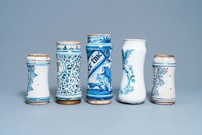 Een collectie van vijf blauw-witte Spaanse albarelli, 17e eeuw