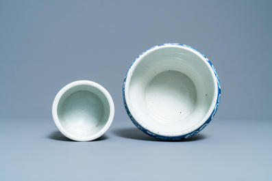 Deux br&ucirc;le-parfums en porcelaine de Chine en bleu et blanc, 19&egrave;me