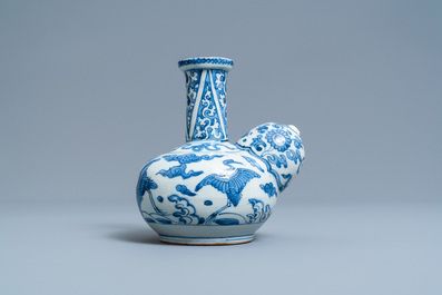 Een Chinese blauw-witte kendi met kraanvogels, Wanli