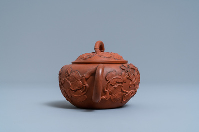 Een Chinese Yixing steengoed theepot met opgelegd floraal decor, Kangxi