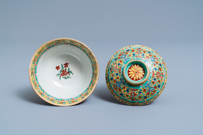 Deux bols couverts en porcelaine de Chine Bencharong pour le march&eacute; thai, Chine, 19&egrave;me