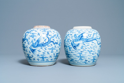 Twee Chinese blauw-witte potten met draken en feniksen, Yongzheng