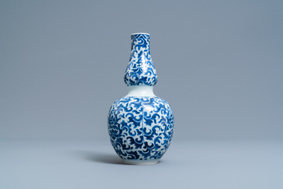 Un vase de forme double gourde en porcelaine de Chine en bleu et blanc, Kangxi