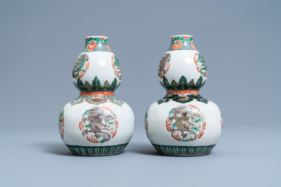 Een paar Chinese famille verte kalebasvazen met draken, 19e eeuw