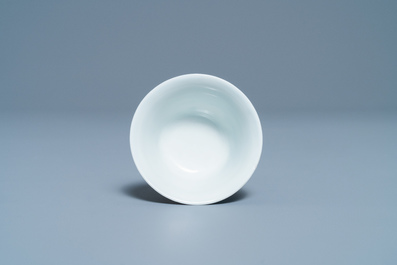 Une tasse &agrave; vin en porcelaine de Chine en bleu et blanc, Kangxi