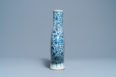 Un vase de forme 'moonflask' en porcelaine de Chine en bleu et blanc, 19&egrave;me