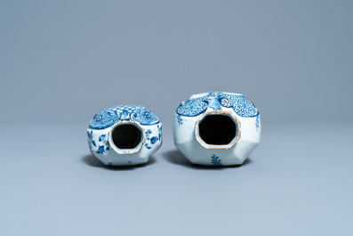 Une collection vari&eacute;e d'assiettes et de vases en fa&iuml;ence de Delft en bleu et blanc, 18&egrave;me