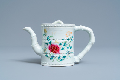 Une th&eacute;i&egrave;re couverte en forme de bambou en porcelaine de Chine famille rose, 19&egrave;me