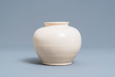 Een Chinese monochrome wit-geglazuurde pot, Tang