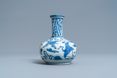 Un kendi en porcelaine de Chine en bleu et blanc &agrave; d&eacute;cor de grues, Wanli