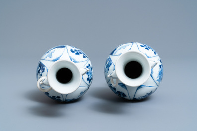 Een paar Chinese blauw-witte vazen met olifantenoren, Kangxi