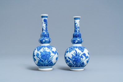 Une paire de vases de forme double gourde en porcelaine de Chine en bleu et blanc, Kangxi