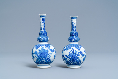 Een paar Chinese blauw-witte knobbelvazen, Kangxi