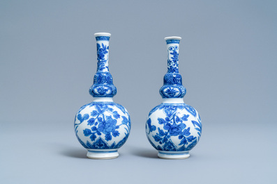 Une paire de vases de forme double gourde en porcelaine de Chine en bleu et blanc, Kangxi